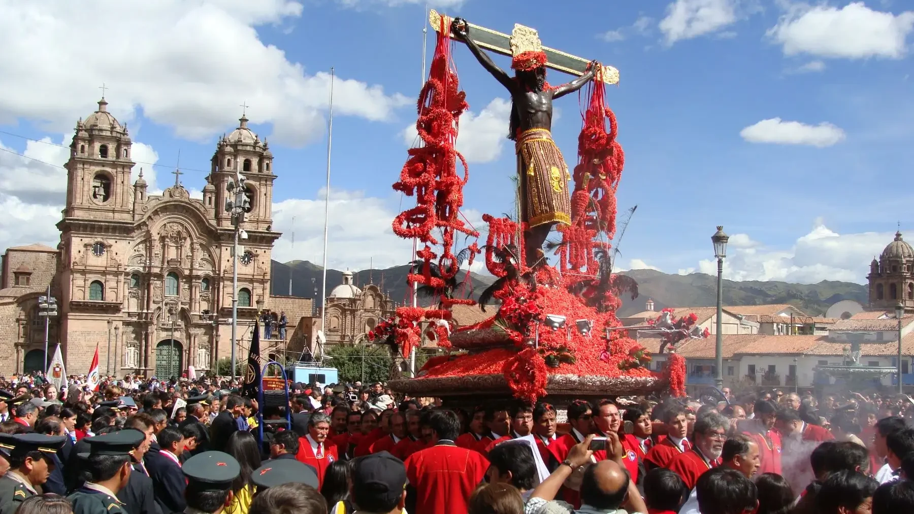 Lord of the Earthquakes procession in Cusco 2026 – Traditional religious celebration during Holy Week